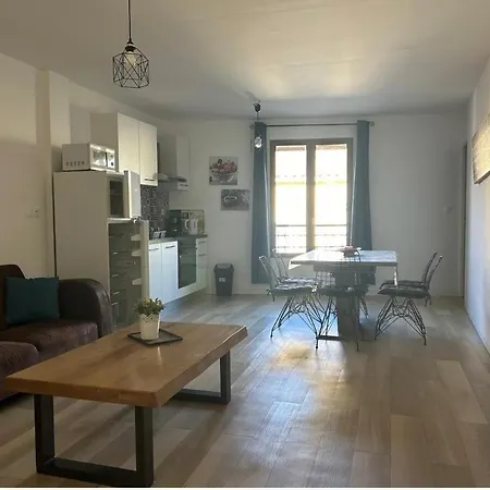 T4 Apartment